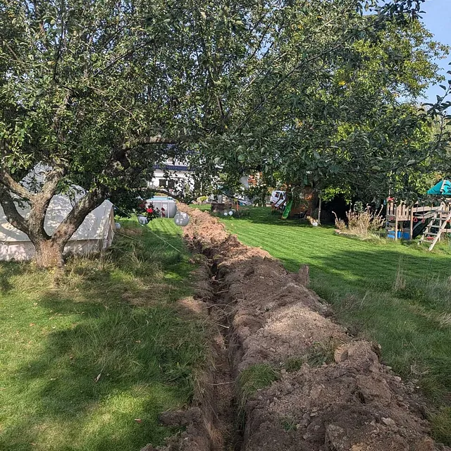 Baggerarbeiten auf Wiese
